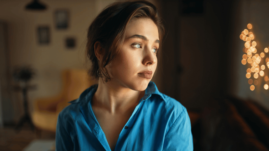 落ち着いた部屋で、どこか不安そうに外を見つめる女性