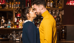 バーでキスをする男女