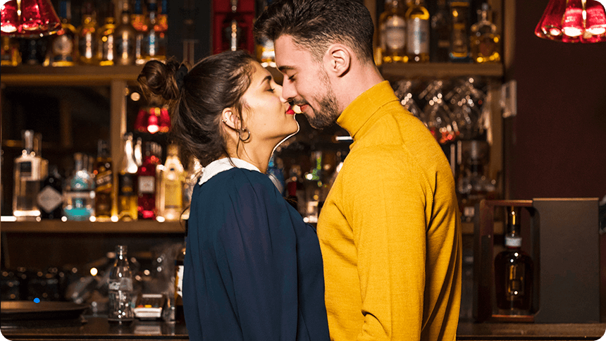 バーでキスをする男女