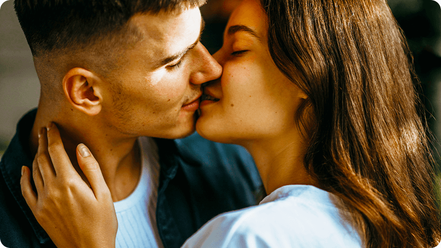 キスをする寸前のカップル