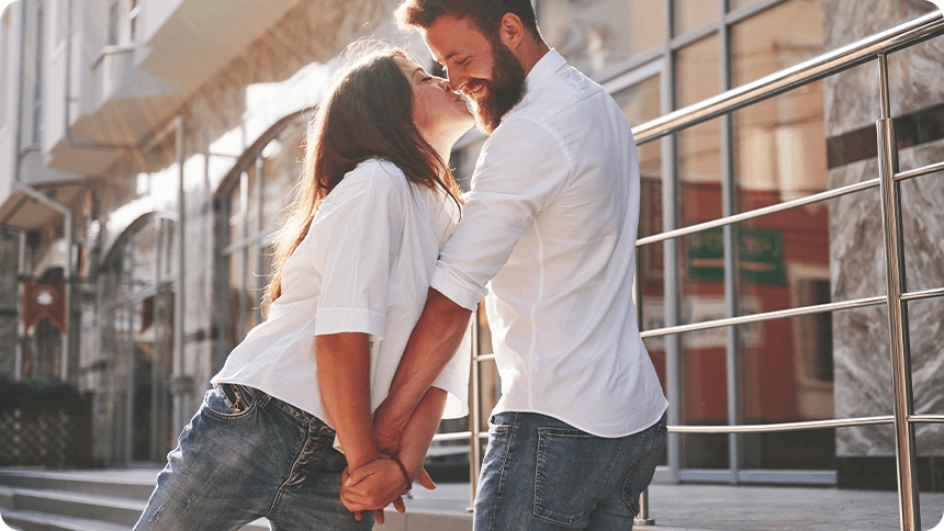 街中で手を取り合い、キスをする恋人たち。幸せと信頼があふれる瞬間。