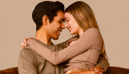 額を合わせて微笑む幸せな表情のカップル