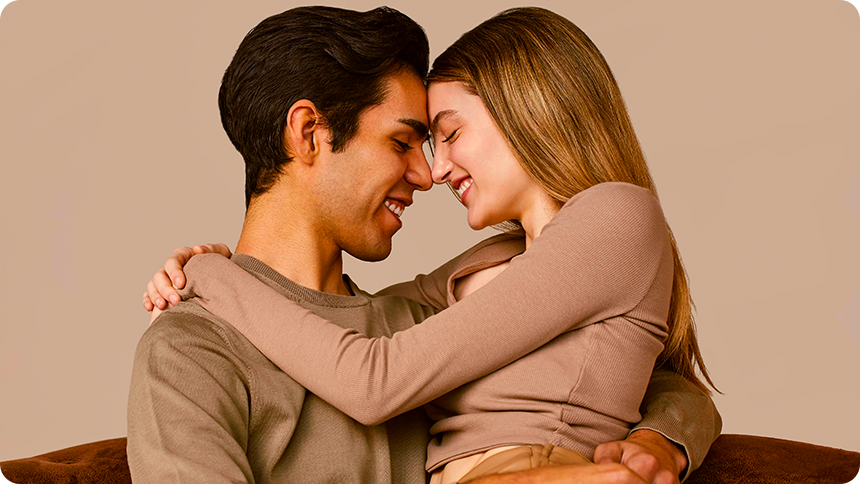 額を合わせて微笑む幸せな表情のカップル