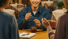 インタビューを受け語る男性の横顔写真