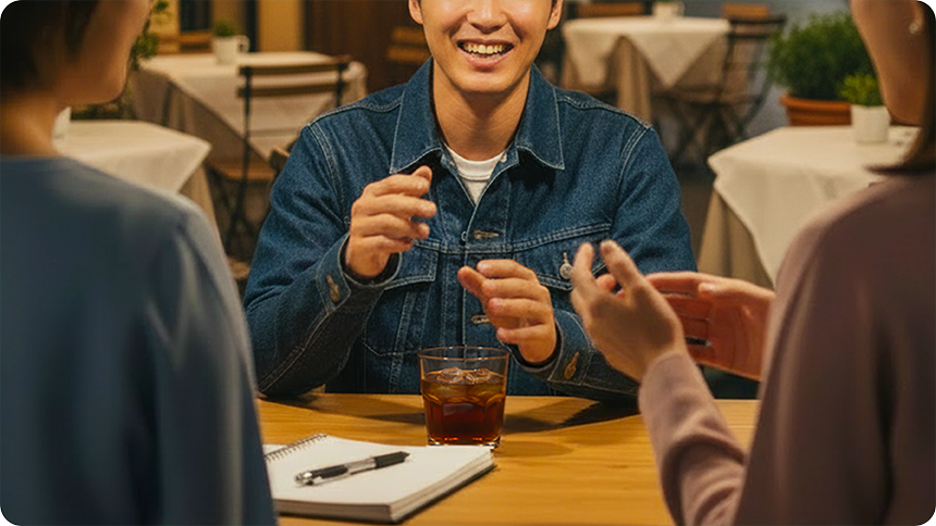 インタビューを受け語る男性の横顔写真