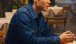 インタビューを受け語る男性の横顔写真