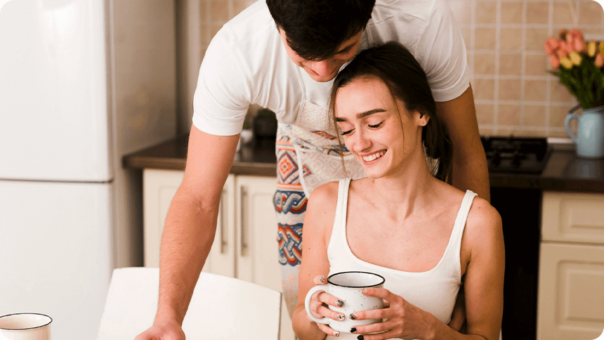 彼氏が彼女の朝食を用意してくれて笑顔があふれるカップル