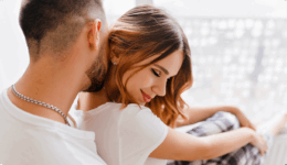 肩を寄せ合い、静かに抱き合う男女