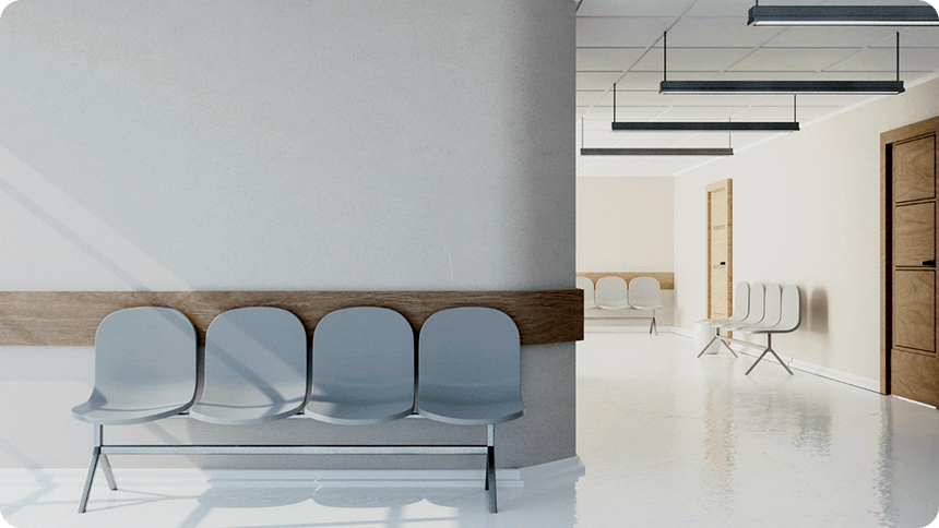 白と木で統一された清潔なクリニックの待合室