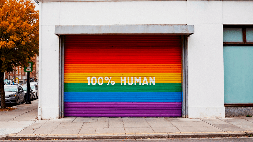 虹色に塗られた自シャッターに100%HUMANと書かれている